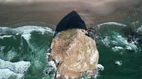 Top-Down View of Haystack Rock Shadow and Waves, Cannon Beach Видео 348412878