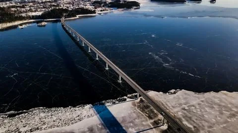 Top down view of a highway bridge spanning over a frozen lake. Foto stock