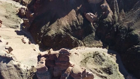 Top down view of hikers inside Martian Charyn Canyon, Kazakhstan 스톡 동영상 336102839