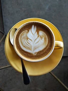 Top-down view of a hot latte with elegant leaf latte art Stock-Fotos