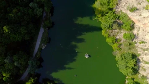 Top Down View of Huge Lake in the Middle of the Black Forest in the Mountains Vídeos de archivo 129333256