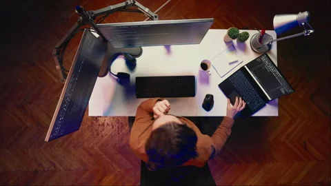 Top down view of hyperactive developer suffering from adhd, doing multitasking 库存影片 265342520