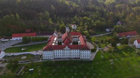 Top-down view of Kloster Schaeftlarn and the historic Praelatengarten park Video stock 315684605