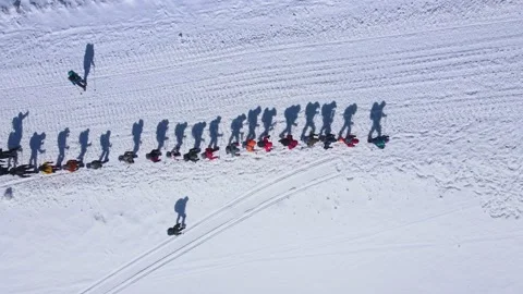 Top down view of a large group of climbers climbing up a snowy slope Vidéo 231334243