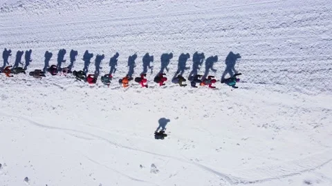 Top down view of a large group of climbers climbing up a snowy slope Vidéo 235567246