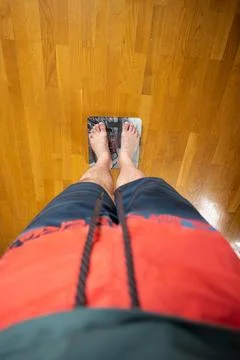 Top-down view of a man in standing on a digital scale Foto stock