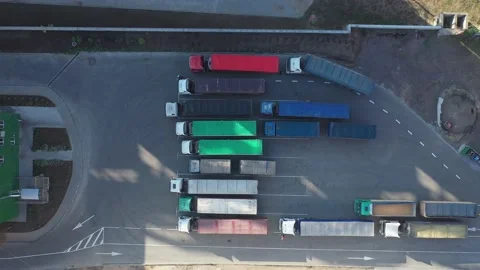 Top-down view of many trucks with trailers full of grain waiting to unload goods Vidéo 155490427