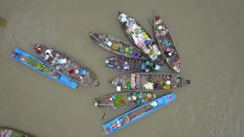 Top-Down View of Merchants Trading Fresh Fruits and Vegetables on Boats 库存影片 319347315