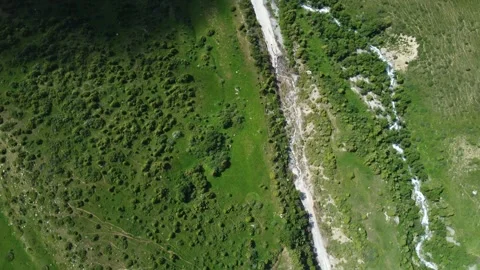Top down view of mountain dirt road and river stream in Kazakhstan Vídeo Stock 337158659