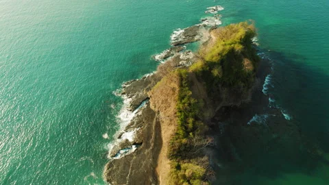 Top down view of narrow rocky peninsula and blue ocean water in Costa Rica Video stock 327414139