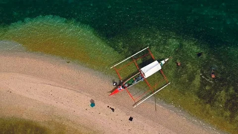 Top-down view of naturally-created sandbank created by supertyphoon Haiyan 스톡 동영상 88125925