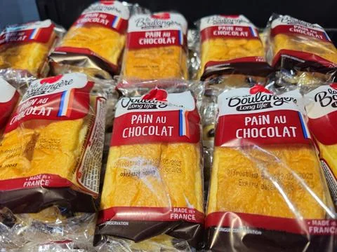 A top-down view of numerous individually packaged "Pain au Chocolat" Stock-Fotos
