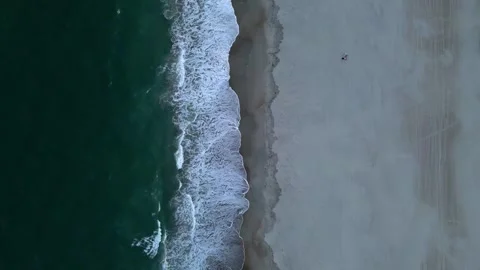 Top down view of ocean meeting the shoreline Vídeos de archivo 279196965