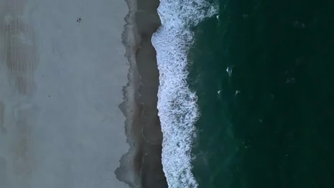 Top down view of ocean meeting the shoreline Vídeos de archivo 279196985