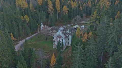 Top-down view of old Bagni Wildbad ruins surrounded by forest, Dolomites Stock-Footage 321608652