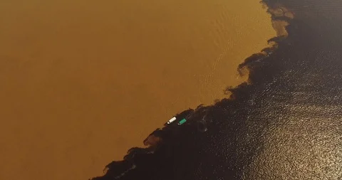Top down view over the boats floating along the boundary of water confluence 스톡 동영상 121782858