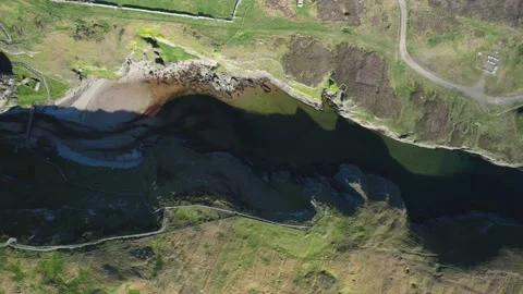 Top Down view over Geodha Smoo and Smoo Cave Cliffs from a drone, North Scotland Vidéo 197556933