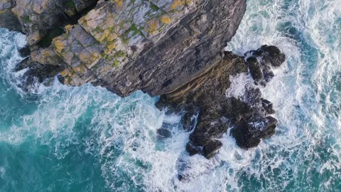 Top Down view over Waves and Cliffs from a drone, Cornwall, England 스톡 동영상 247935389