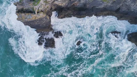 Top Down view over Waves and Cliffs from a drone, Cornwall, England 库存影片 248055822