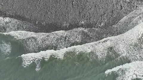 Top Down view over Waves and Stone Beach from a drone, Devon, England, Europe 库存影片 250492029