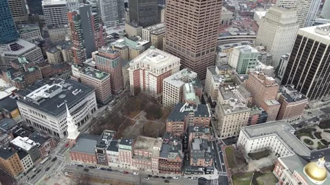 Top-down view of Park Street Church, Granary Burying Ground, and Boston Comm Vídeo Stock 347900063