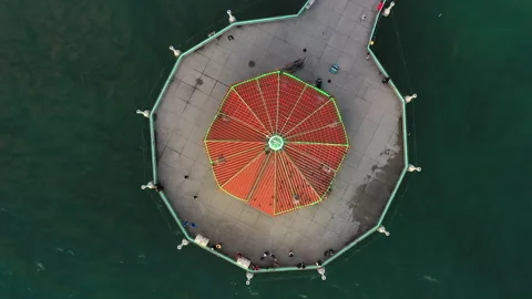 Top down View Of People Around Roundhouse Aquarium At Manhattan Beach Pier In 動画素材 300592780