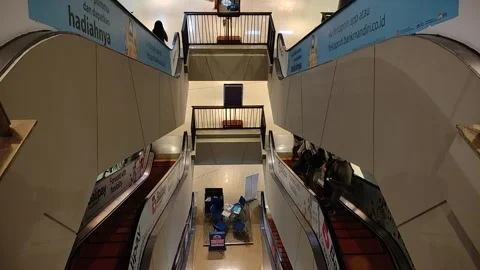 Top down view of people moving on multilevel escalator in mall. Vidéo 245402548