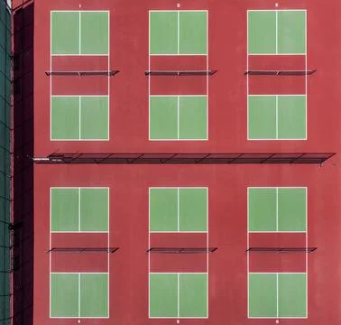 Top down view of pickleball facility with red and green courts Foto stock