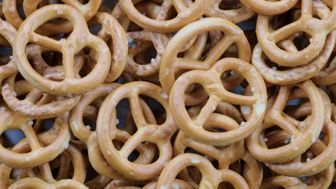 Top down view. A pile of freshly baked, twisted shaped crunchy pretzels. Видео 296566731