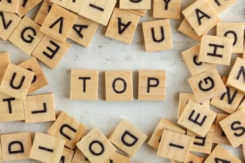 Top down view, pile of square wooden blocks with word TOP on white board. Foto stock