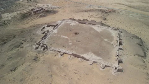 Top-down view of rectangular fortress walls in the desert sands Stockbeeldmateriaal 326830661