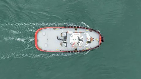 Top down view red tug boat sailing Stock-Fotos