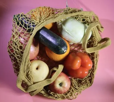 Top-down view of a reusable mesh grocery bag filled with a fruits and vegetables Foto stock