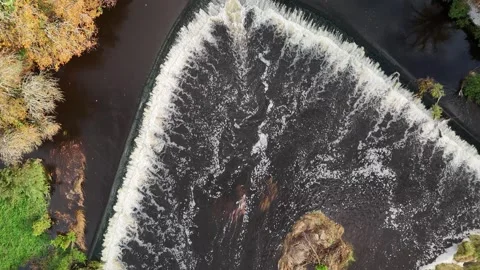 Top Down View of River Suir Weir in Cahir Ireland 4K Stockbeeldmateriaal 333926295