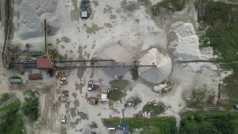 Top-down view of sand quarry operations with heavy machinery and conveyors 스톡 동영상 347864582