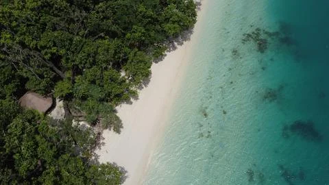 Top Down View of Sandy Shoreline in Ujung Kulon National Park Foto stock