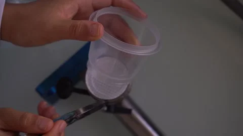 Top-Down View of Scientist Removing Lab Filtration Cup Vídeos de archivo 334181193