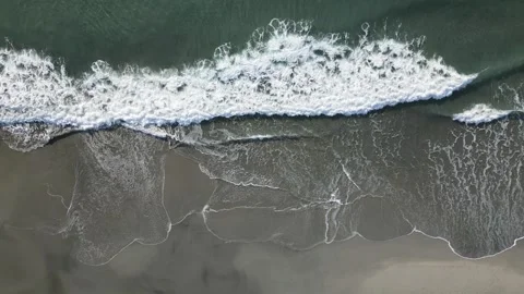 Top down view of sea waves crashing on the shore, Aichi, Japan Video stock 325832912