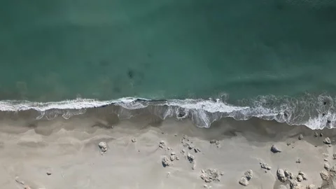 Top down view of sea waves crashing on the shore, Aichi, Japan 動画素材 325832937