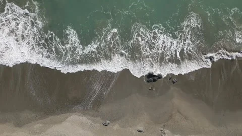 Top down view of sea waves crashing on the shore, Aichi, Japan 動画素材 325833021