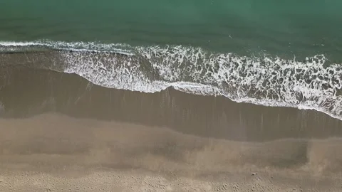 Top down view of sea waves crashing on the shore, Aichi, Japan 動画素材 325833267