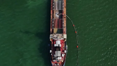 Top down view of ship stern and connected pipeline 스톡 동영상 338187519