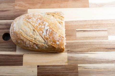 Top-down view of sliced bread on wooden surface  rustic food scene Stock-Fotos