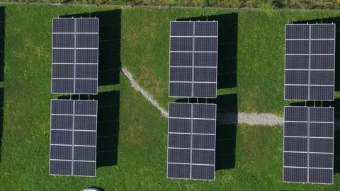 Top-down view of solar panels generating renewable energy in a green field Stockbeeldmateriaal 347878914