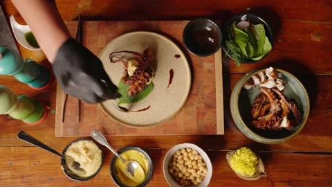 Top down view of a sophisticated professional fine dinning chef plating Vídeos de archivo 165028125
