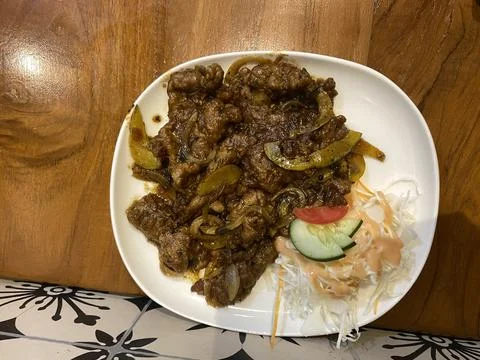 Top-down view of stir-fried black pepper beef 库存照片