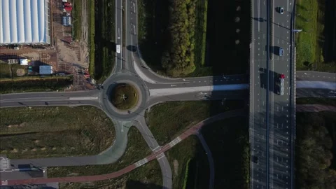 Top down view time lapse on turnaround with traffic. Video stock 181713980