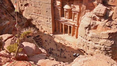 Top down view to tourist slow motion by The temple-mausoleum of Al Khazneh .. Vídeos de archivo 257034849