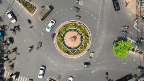 Top-down view of traffic navigating a bustling city roundabout in South Asia Video stock 347970312