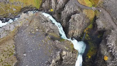 Top down view of the trail leading to Hengifoss waterfall in northeast Iceland Foto stock